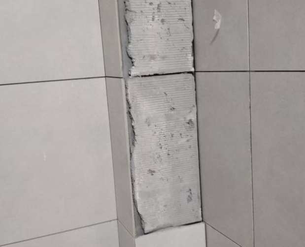 开鲁瓷砖空鼓维修公司分享下瓷砖施工前基层浇水润湿程度不足，可能导致以下问题
